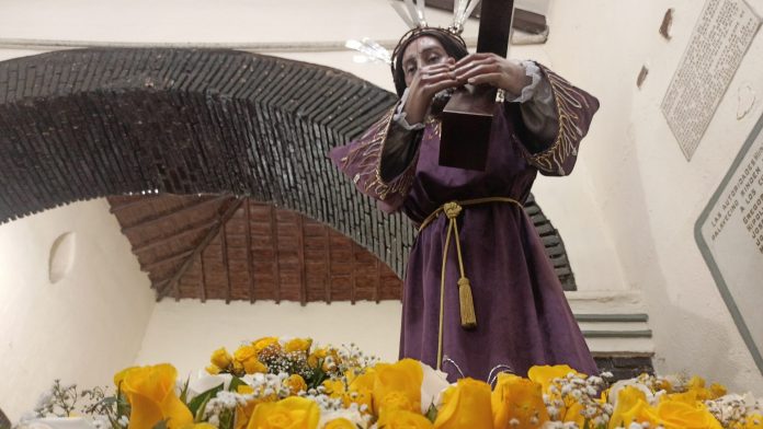 procesión con la imagen de El Nazareno de Los Rastrojos, cada historia es un acto de agradecimiento